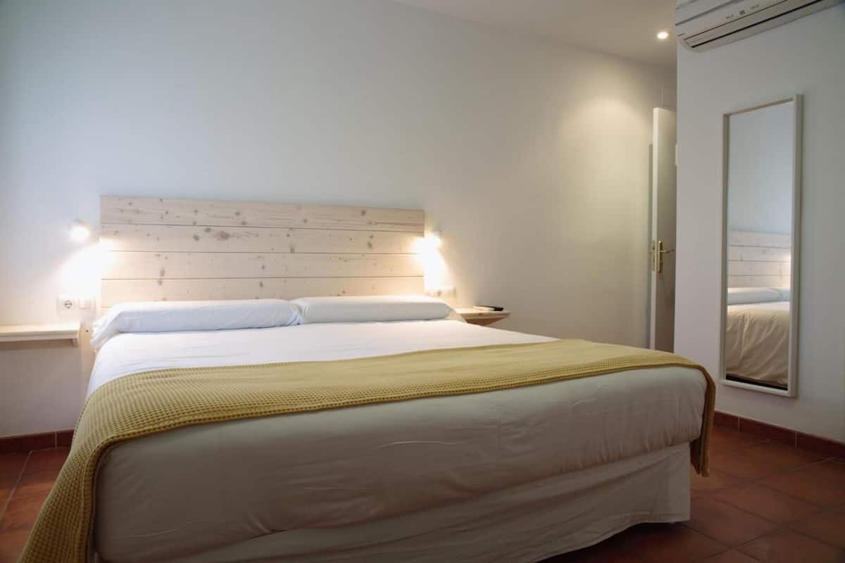 double room (king size) | 1 bedroom, down duvets, free cots/infant beds, free wifi