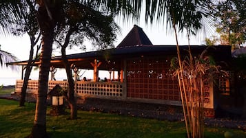 Phục vụ bữa sáng, bữa trưa, bữa tối, đặc sản địa phương