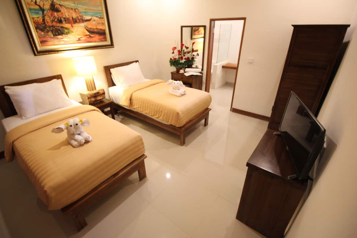Chambre Deluxe avec lits jumeaux | Coffres-forts dans les chambres, bureau, Wi-Fi gratuit, draps fournis
