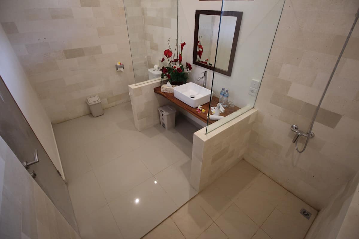 deluxe twin room | bathroom amenities | shower, free toiletries, hair dryer, slippers