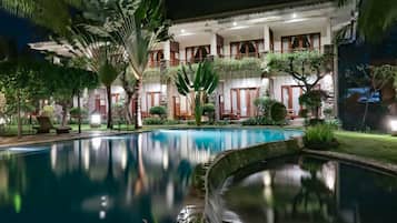 Outdoor pool, pool loungers