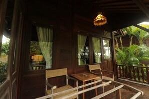 Double Bungalow, Garden View | Két bảo mật tại phòng, bàn, truy cập Internet không dây miễn phí 