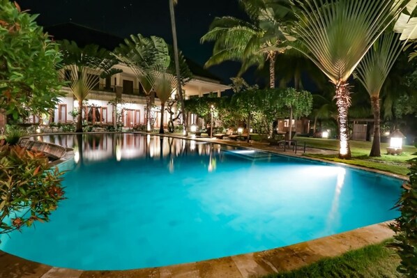 Outdoor pool, sun loungers