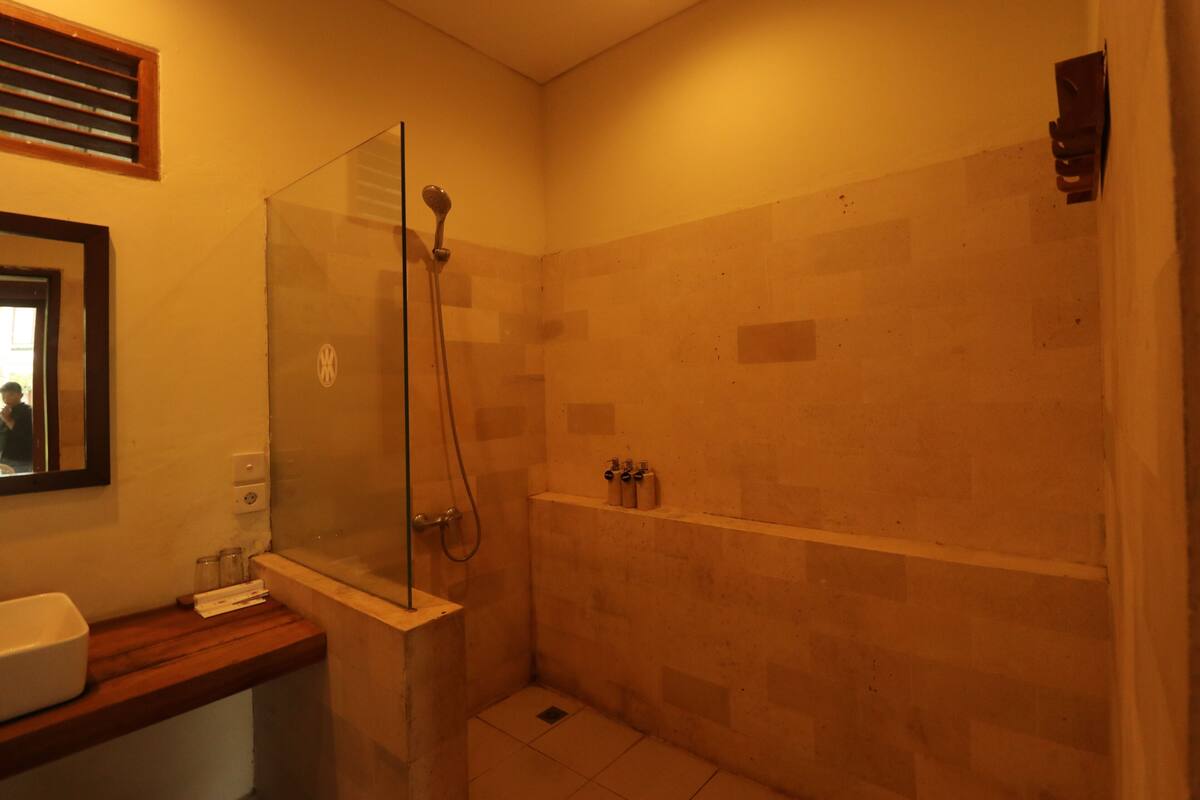 deluxe room, 1 double bed | bathroom | shower, free toiletries, hair dryer, slippers