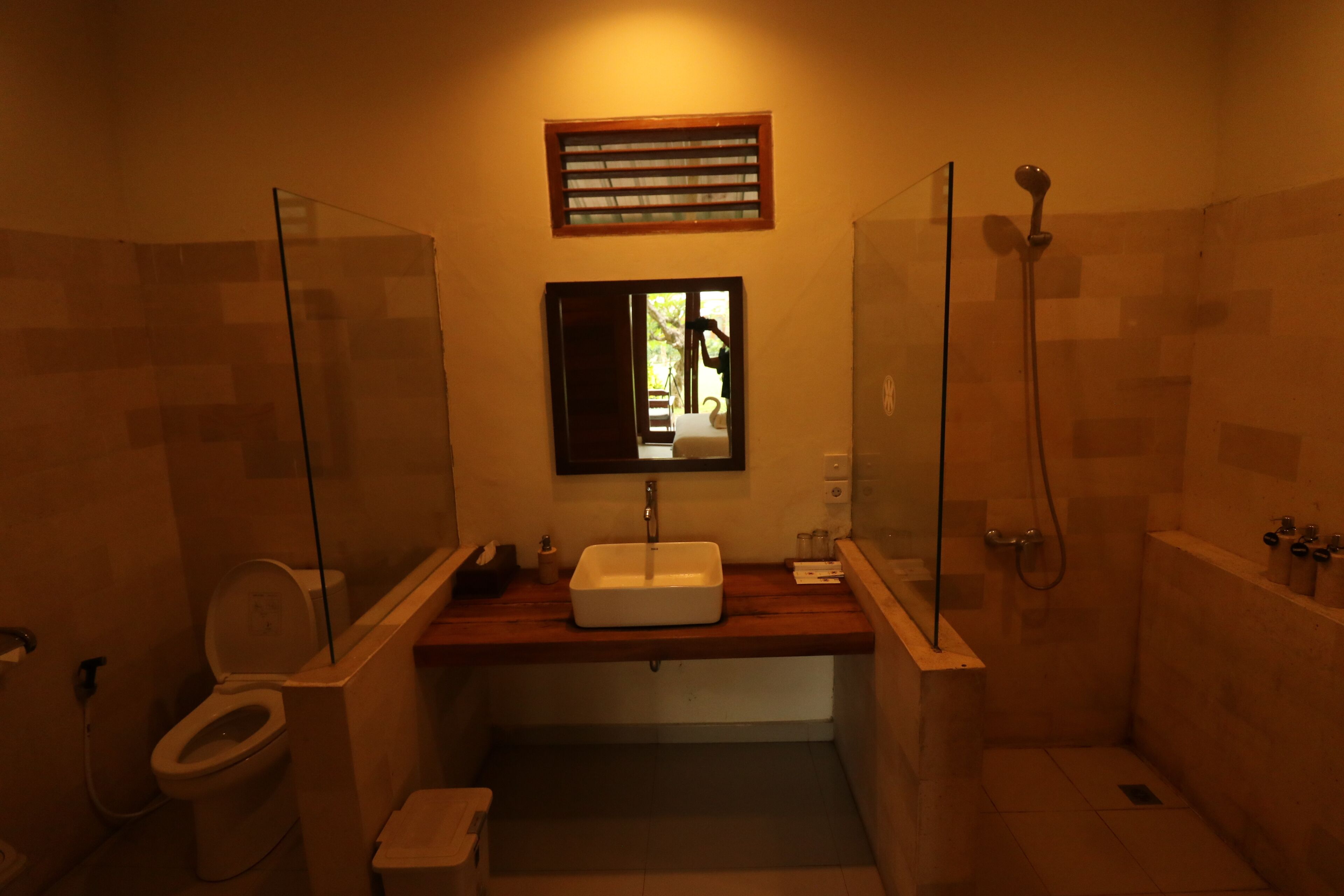 deluxe room, 1 double bed | bathroom | shower, free toiletries, hair dryer, slippers