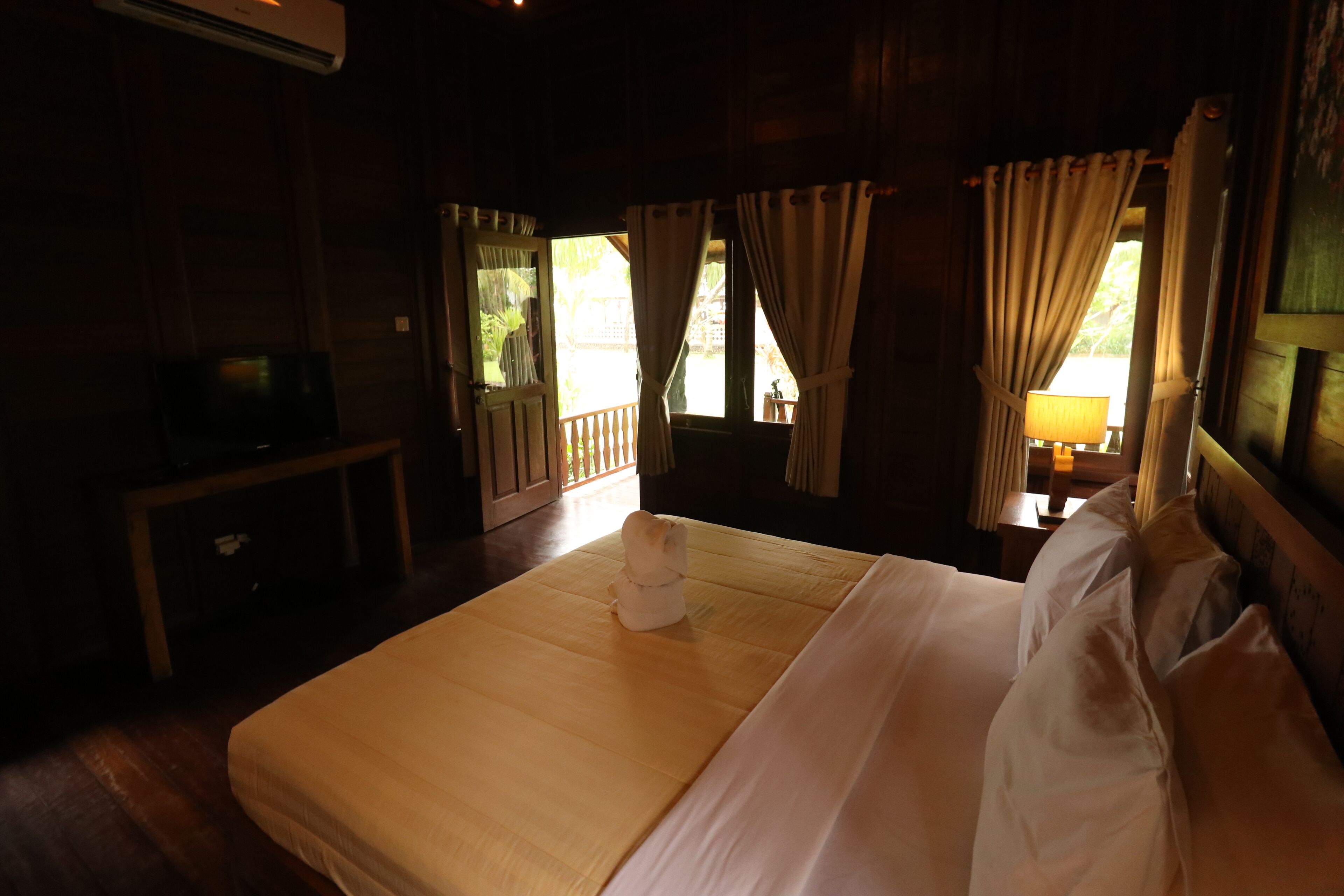 double bungalow, garden view | in-room safe, desk, rollaway beds, free wifi