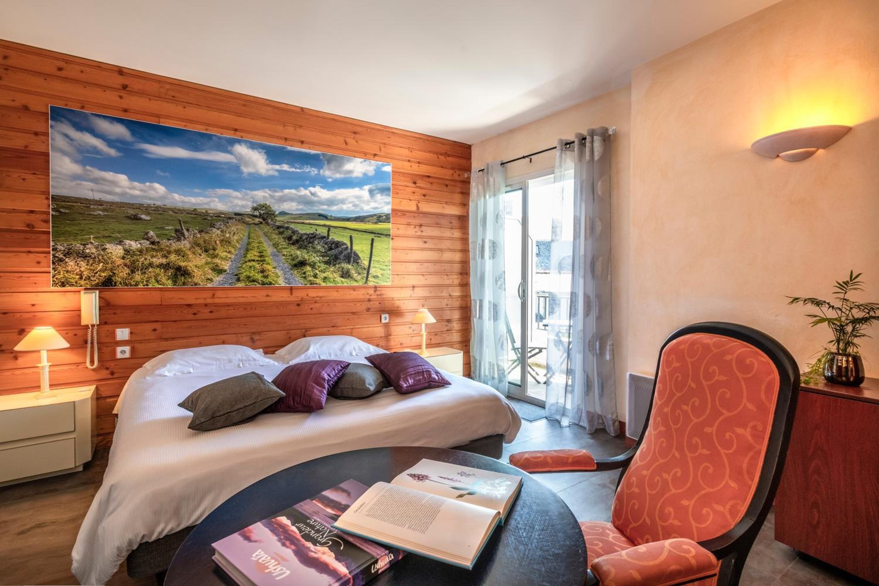 desk, soundproofing, free wifi