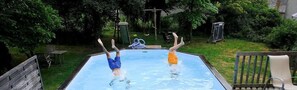 Outdoor pool, pool loungers - Gilles Moreau (Laguiole)