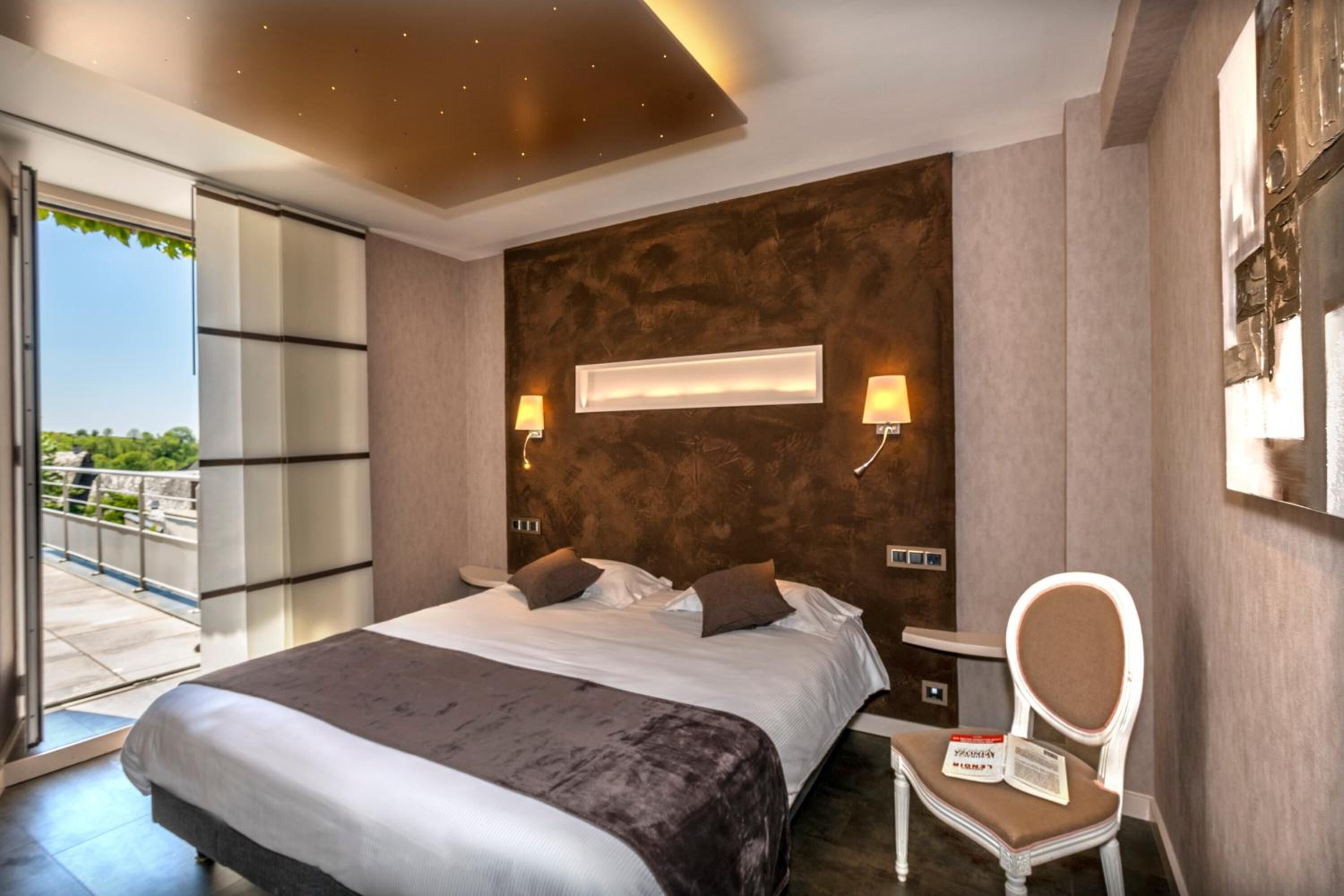 desk, soundproofing, free wifi