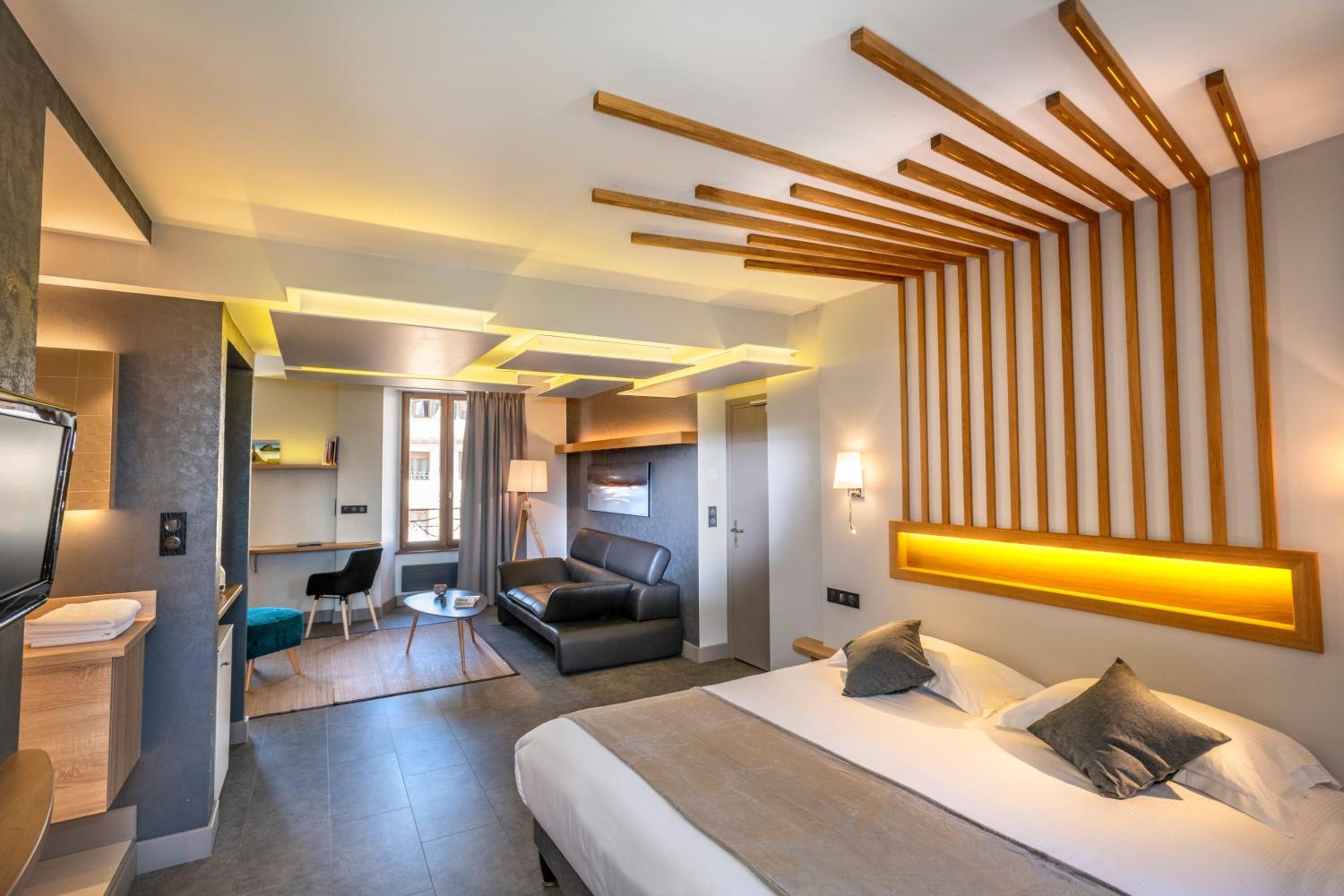 desk, soundproofing, free wifi