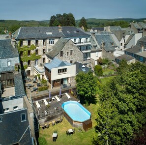Piscine extérieure, chaises longues