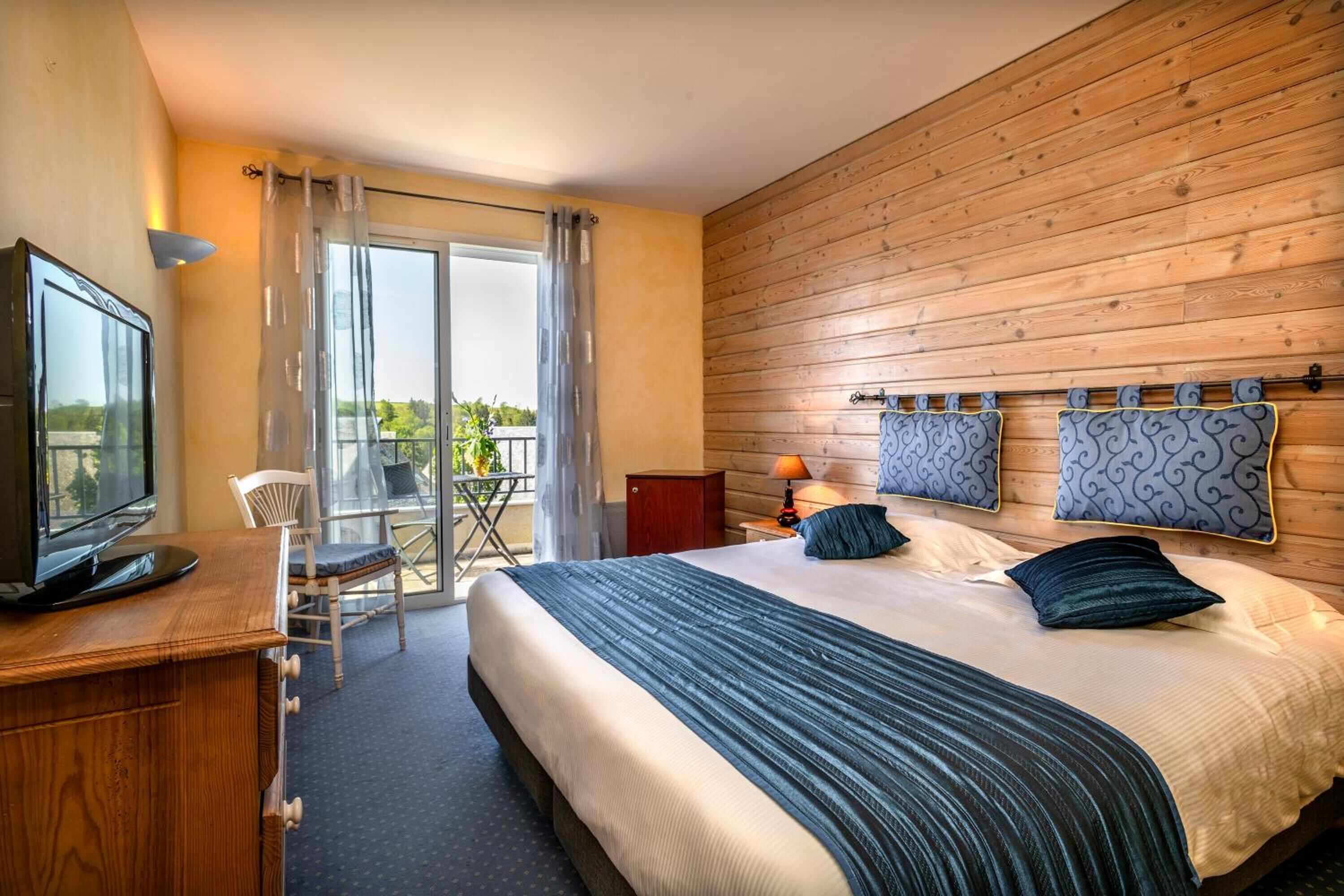 desk, soundproofing, free wifi