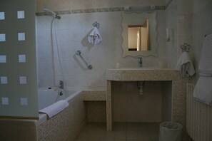 Bathroom - Auberge La Fontaine (Aubigny-sur-Nere)