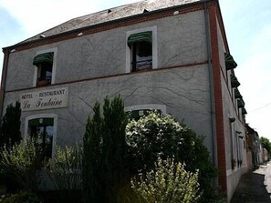 Front of property - evening/night - Auberge La Fontaine (Aubigny-sur-Nere)