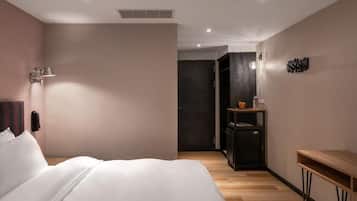 Scenic Double Room with one large bed (No window)