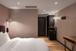 Scenic Double Room with one large bed (No window) | Desk, free cots/infant beds, free WiFi, bed sheets - RIVER INN KENTING (Hengchun)