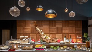 Una mesa de buffet con diferentes platos y una decoración central.