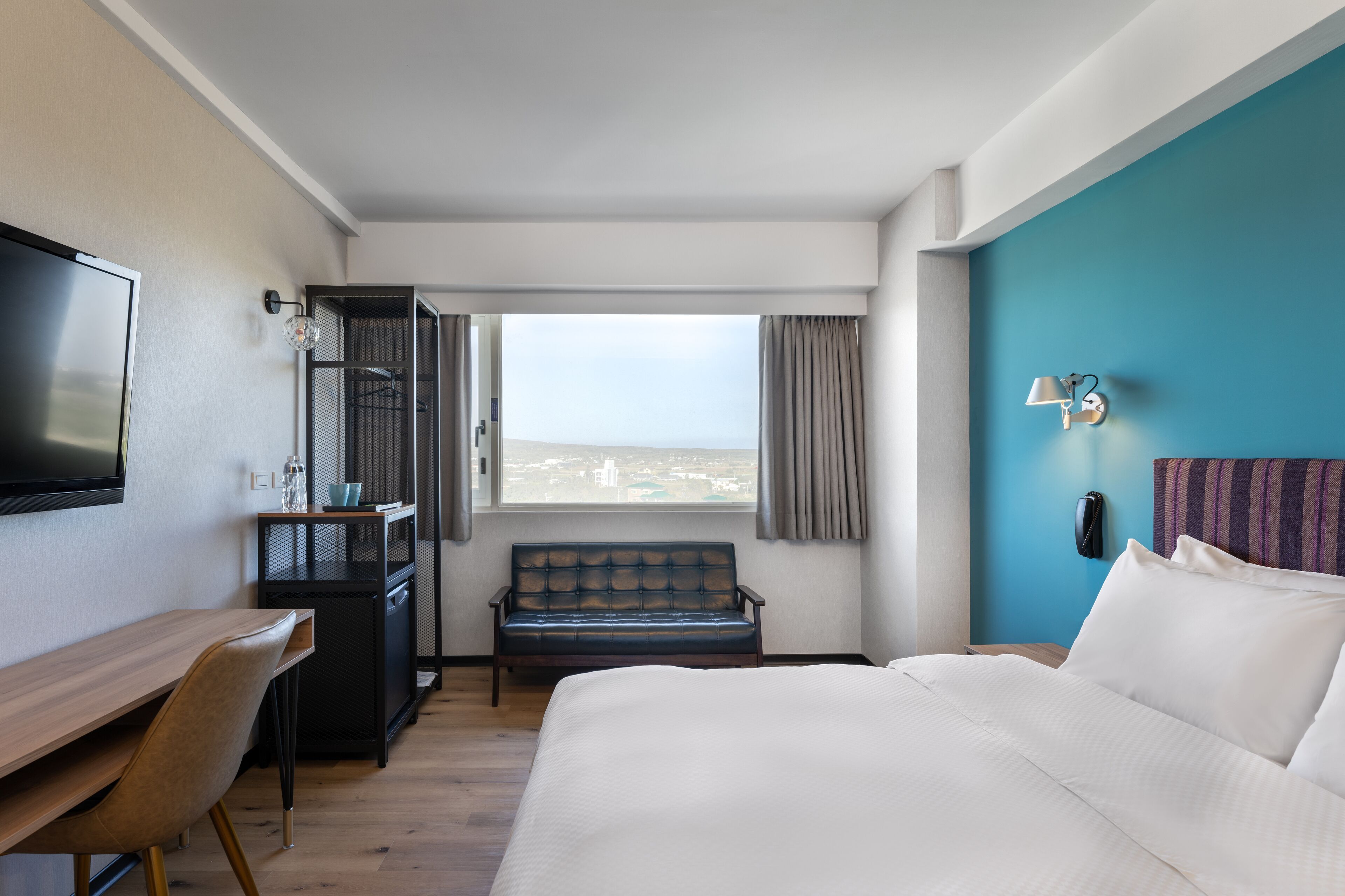 办公桌、免费婴儿床、免费 WiFi、床单