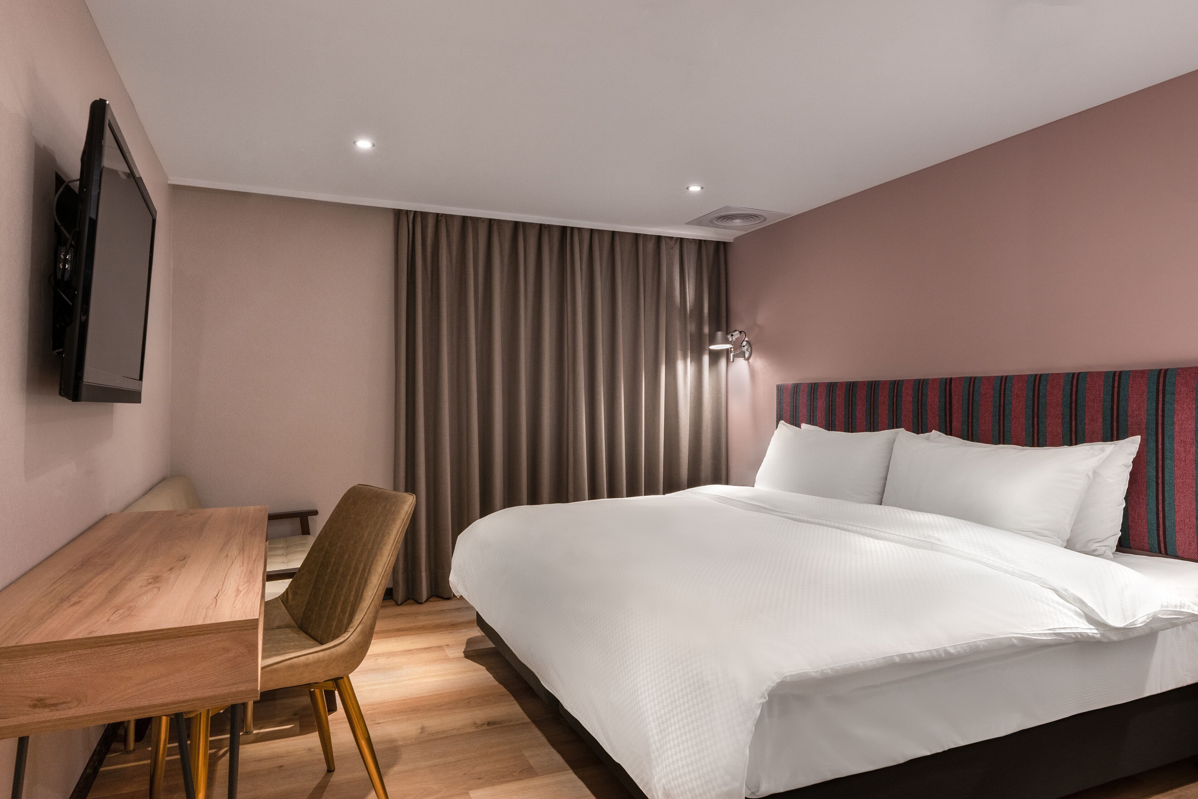 办公桌、免费婴儿床、免费 WiFi、床单