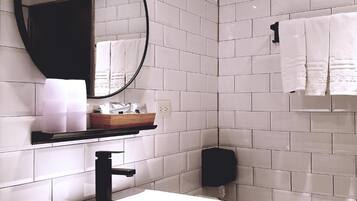 Quarto casal standard | Banheiro | Chuveiro, secador de cabelo, toalhas de banho, shampoo