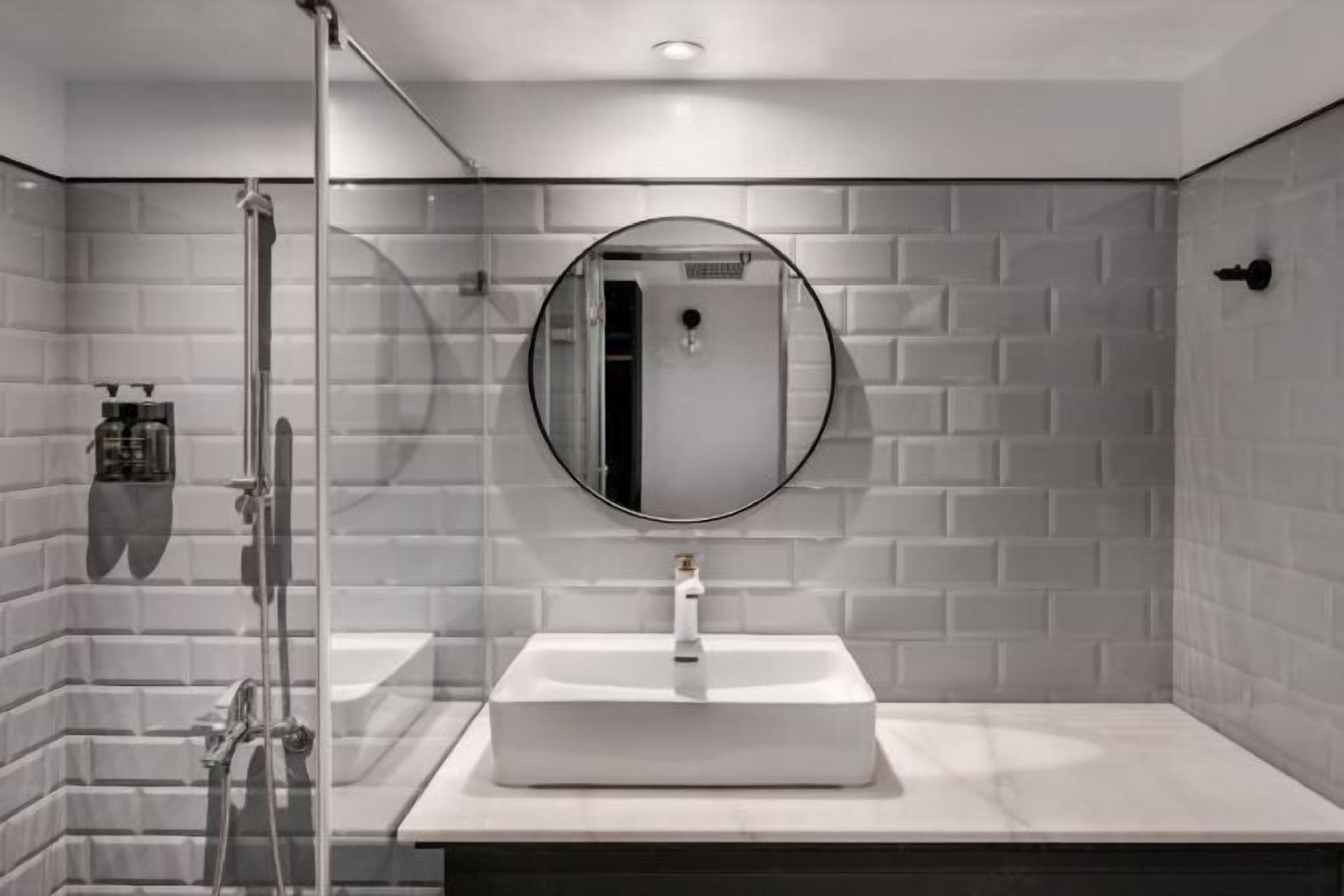 淋浴設備、吹風機、毛巾、洗髮精