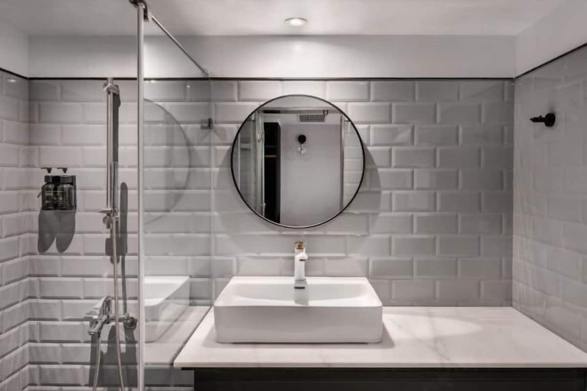 Regadera, secadora de cabello, toallas, shampoo