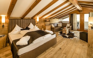 Suite | Premium bedding, minibar, in-room safe, desk