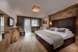 Room | Peralatan tempat tidur premium, bar mini, peti besi dalam bilik, meja 