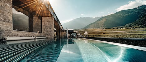 Indoor pool, 2 outdoor pools
