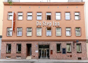 A building with a sign reading "Do Step Inn" and a flag. - Do Step Inn (Vienna)
