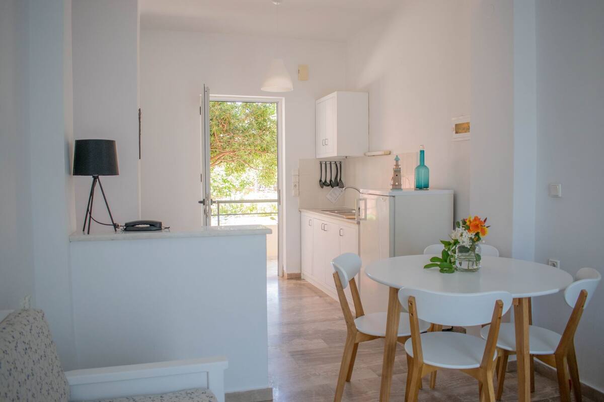 Un espacio habitable amplio y luminoso con cocina, comedor y balcón con vistas a zonas verdes.