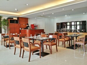 Café da manhã, almoço e jantar; culinária local 