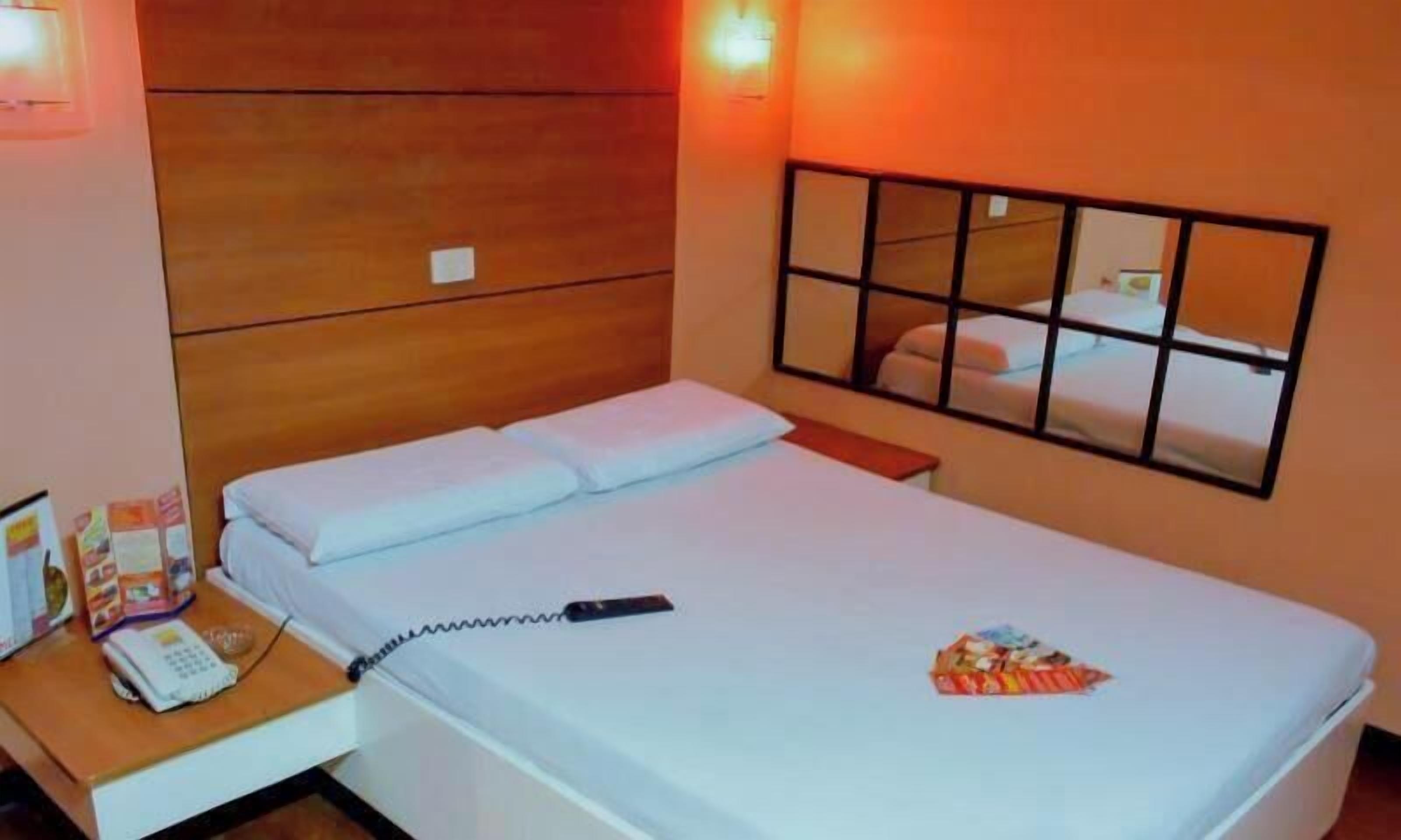 In-room safe, desk, free WiFi