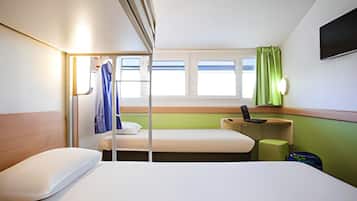 Family Room | Desk, free cribs/infant beds, rollaway beds, free WiFi