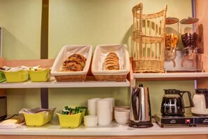 Desayuno buffet diario (EUR 8 por persona)