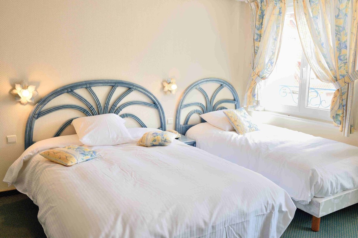 Standard Triple Room | Desk, free cribs/infant beds, free WiFi