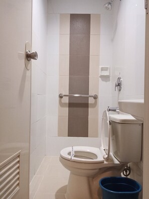 Habitación ejecutiva, 1 cama de matrimonio | Baño | Ducha, artículos de higiene personal gratuitos y secador de pelo