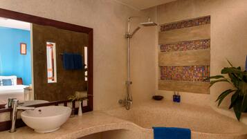 Superior Double Room | Minibar, in-room safe, desk, rollaway beds