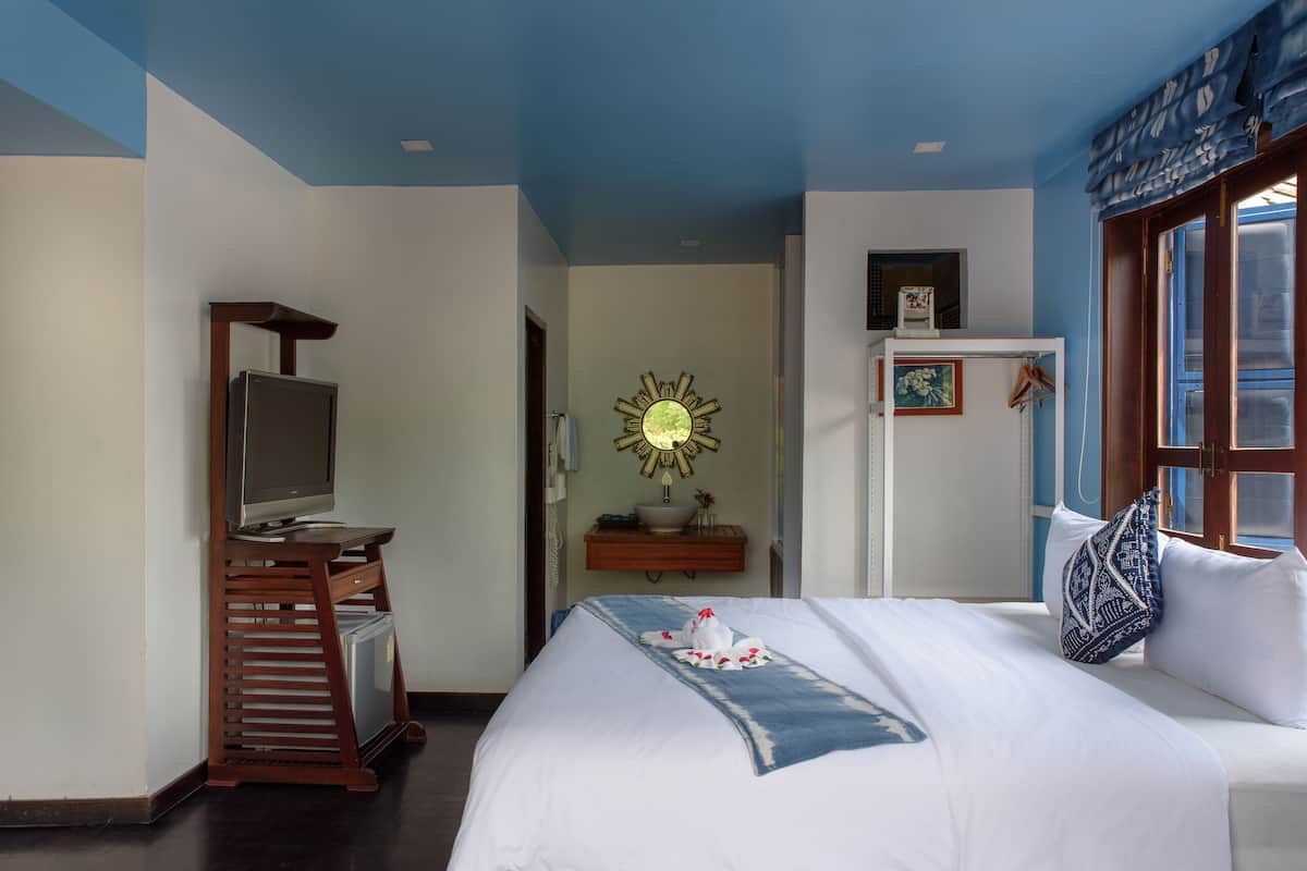 Deluxe Double Room, Balcony, City View | Minibar, in-room safe, desk, rollaway beds