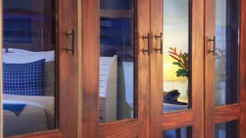 Deluxe-Doppelzimmer, Balkon, Stadtblick | Minibar, Zimmersafe, Schreibtisch, Zustellbetten