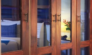 Minibar, caja de seguridad en la habitación y escritorio