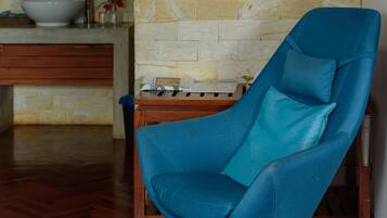 Habitación superior con 2 camas individuales | Minibar, caja de seguridad en la habitación, escritorio y camas extra