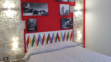 Quarto casal | Cofres nos quartos, escrivaninha, quartos à prova de som
