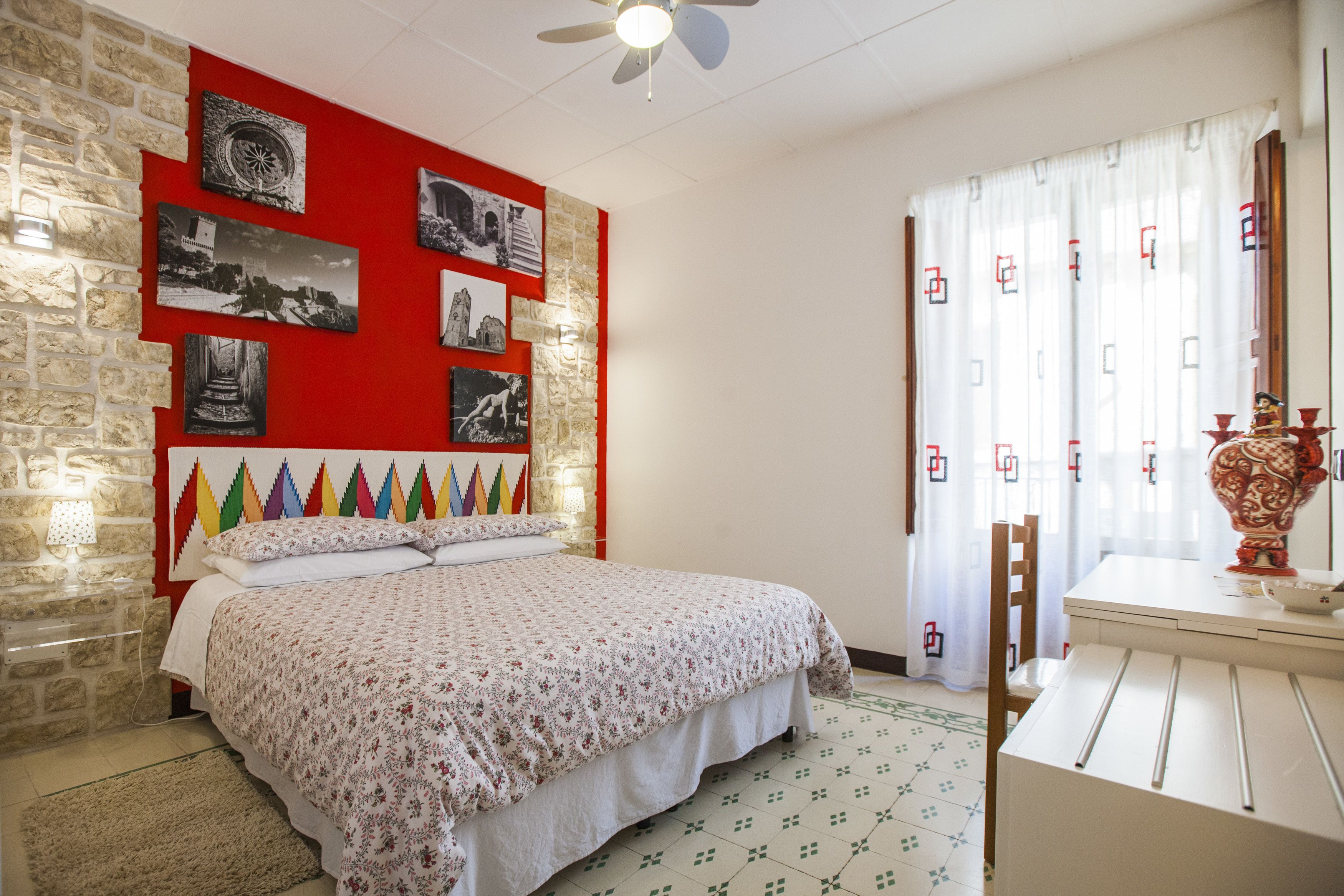 Quarto casal | Cofres nos quartos, escrivaninha, quartos à prova de som