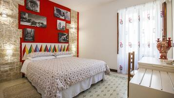 Quarto casal | Cofres nos quartos, escrivaninha, quartos à prova de som