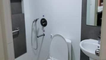 Deluxe Double Room | Bathroom | Shower, free toiletries, hair dryer, towels