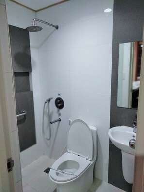 Habitació doble Deluxe | Bany | Dutxa, articles de tocador gratuïts, assecador de cabells i tovalloles 