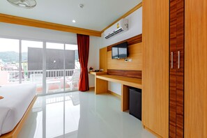 Een kluis op de kamer, een bureau, gratis wifi, beddengoed
