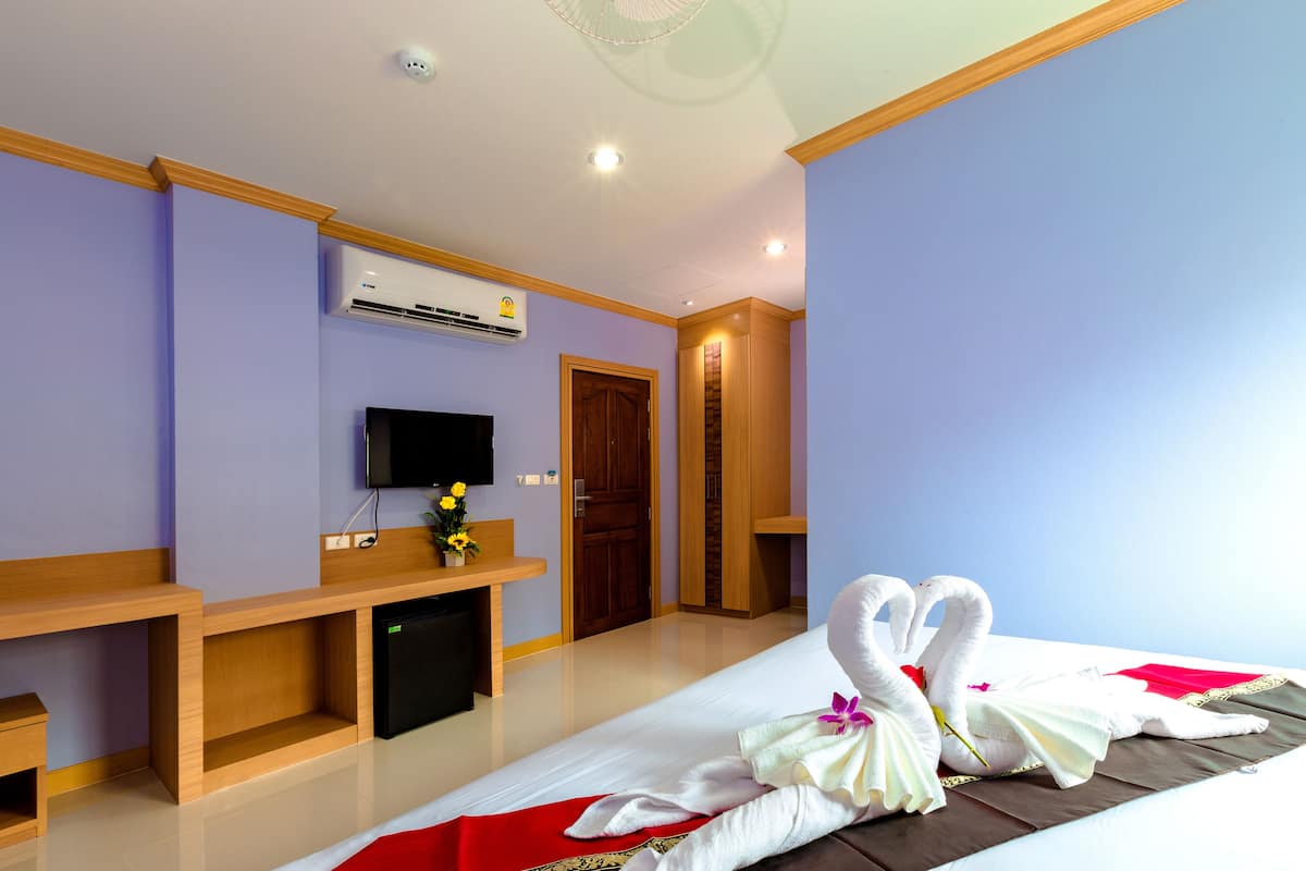 Standard Room, 1 Double Bed | In-room safe, desk, free WiFi, bed sheets