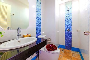 Standard Room, 1 Double Bed | Bathroom | Shower, free toiletries, hair dryer (on request), towels - Phusita House 3 (Patong)